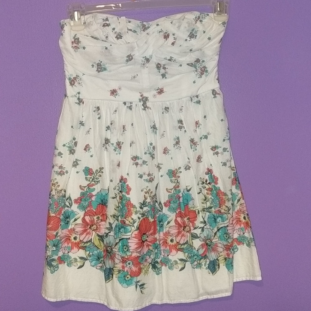 White flower patterned strapless mini dress
